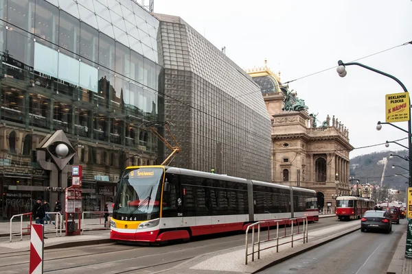 Yeni ve eski tramvay Prague National Theater