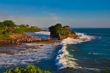 Tanah Lot yakınındaki sahil güneşli gün, Bali, Endonezya.