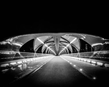 Calgary Barış Köprüsü Siyah beyaz gece yarısı