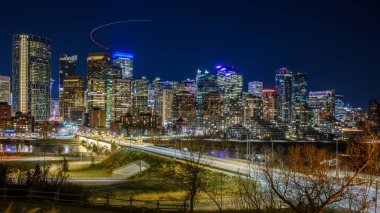 Geceleri Calgary şehrinde helikopter gökyüzü izleri var.