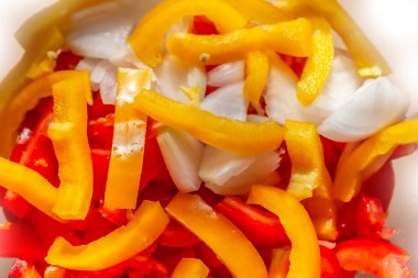 Tüm taze soğan ve biber dilimlenmiş domatesler Salataya karıştırılmaya hazır