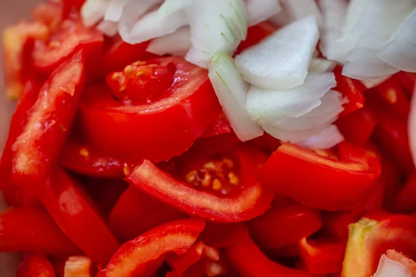 Cerrar Foto Mostrando Cortes Cebolla Fresca Rodajas Tomates Como Ingredientes —  Fotos de Stock