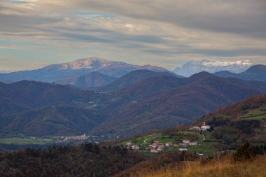 Slovenya 'daki Banjsice Platosu' nda kısmen Bulutlu ve Güneşli Sonbahar Panoraması. Soca Vadisi 'ndeki Levpa ve Rocinj' e bakın.
