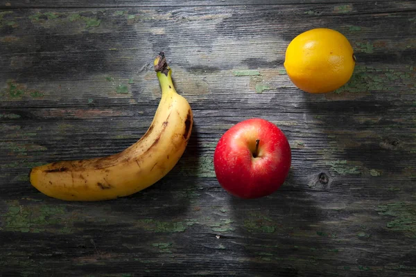Stillleben Von Banane Zitrone Und Apfel Auf Verfallenem Holzhintergrund — Stockfoto
