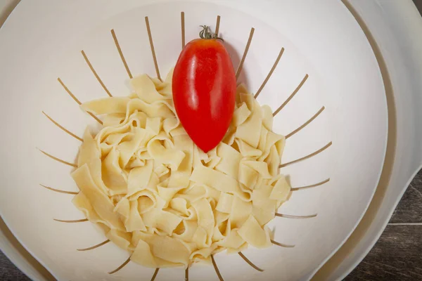 Photo Fresh Tomato Placed Cooked Tagliatella Pasta Bowl — Stock Photo, Image