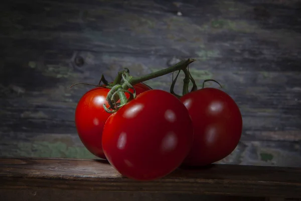 Macro Shot Tres Tomates Rojos Vivos Brillantes Mesa Fondo Madera —  Fotos de Stock
