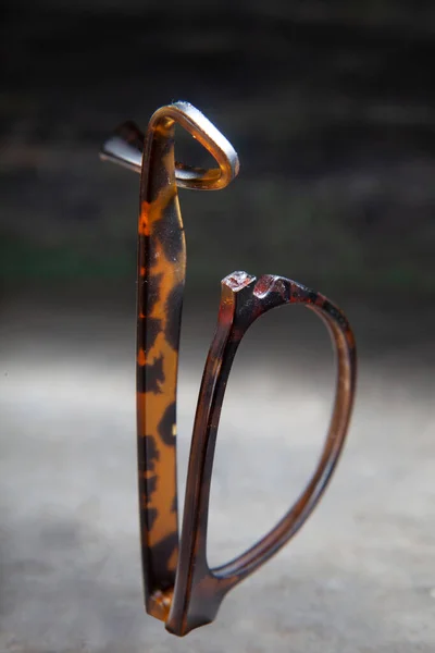 Çok Elastik Materyal Okuma Gözlüklerinin Macro Fotoğrafı Lensler Arasında Kırılmışlar — Stok fotoğraf