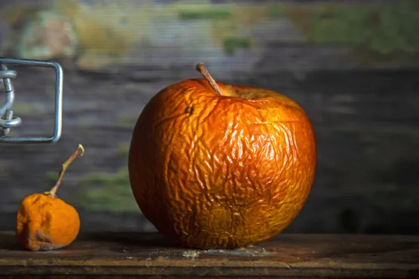 Faltiger Apfel Mit Kleiner Mandarine Entschärft Dutch Art Style Defocusmandarine — Stockfoto