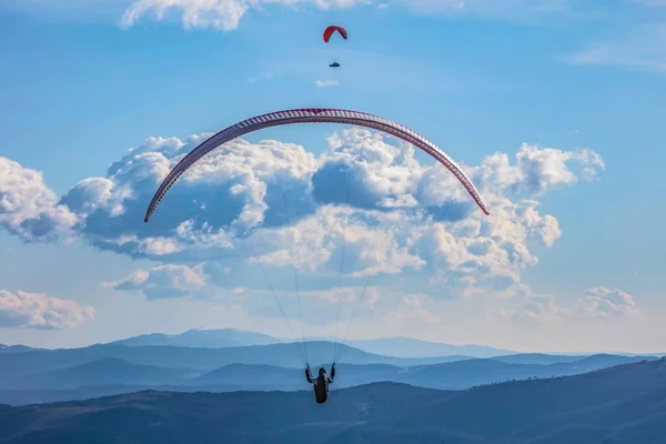 Bijeenkomst Lucht Onder Wolken Een Paraglider Gaat Rechtdoor Ander Vliegt — Stockfoto