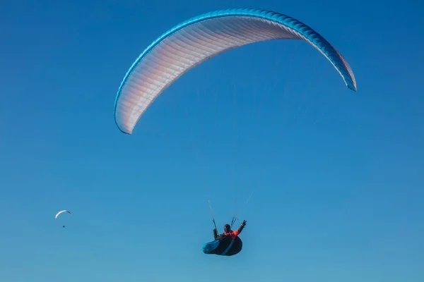 Sky Glider Boven Bergen Groet Fotograaf Terwijl Beeing Viewfinder Groet — Stockfoto