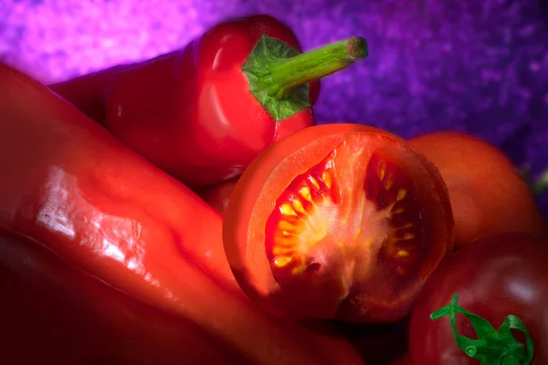 Φρέσκα Red Peppers Και Ντομάτες Ένα Pile Μισό Κόψιμο Ελαφρύ — Φωτογραφία Αρχείου