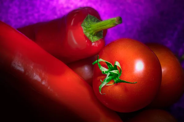 Pimientos Rojos Frescos Tomates Una Pila Tomate Bajo Pimienta Luz —  Fotos de Stock