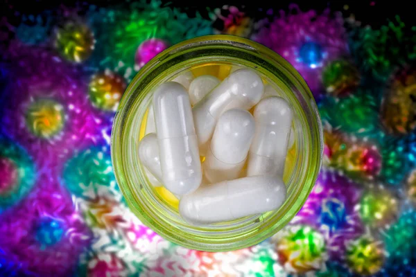 Λευκά Χάπια Κίτρινο Γυάλινο Βάζο Ψυχεδελικό Φόντο Παράξενο Πολύχρωμο Μοτίβο — Φωτογραφία Αρχείου
