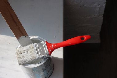 Kullanılmış Boya Fırçasının Teneke Kutunun Üzerinde Yatan Atölye Fotoğrafı. Kutunun Üzerindeki Beyaz Renk Kiri.