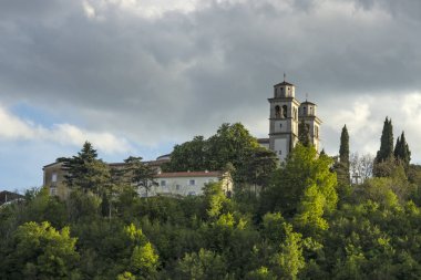 Mirenski Grad 'da, Tepedeki Ana Binayı Kapsayan Diğer Ağaçlardan Kiremitlerle İki Çamur Kulesi Yükseliyor.