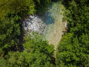 Heart Shaped Aerial View 'da iki nehir birleşimi. Doğaya ve Doğadan Gelen Aşkın Sembolik İşareti