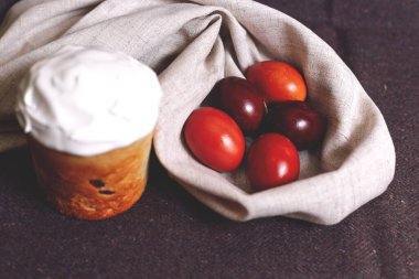 Paskalya pastaları ve renkli yumurtalar. Ortodoks bayramları için geleneksel hamur işleri.