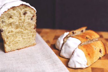 Paskalya pastaları ve renkli yumurtalar. Ortodoks bayramları için geleneksel hamur işleri.