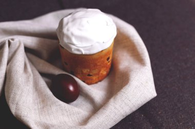 Paskalya pastaları ve renkli yumurtalar. Bahar kompozisyonu. Ortodoks bayramları için geleneksel hamur işleri.