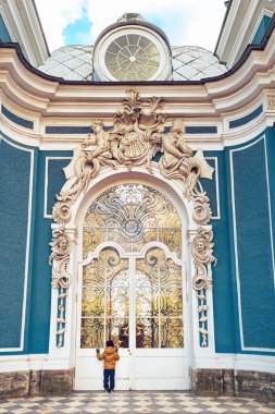 Tsarskoye Selo, Puşkin, Saint Petersburg, Rusya - 10.07.2020: Catherine parkında Grotto pavyonu