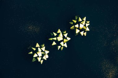 Noel arkaplanı. Koyu yeşil arkaplanda altın düğümler.