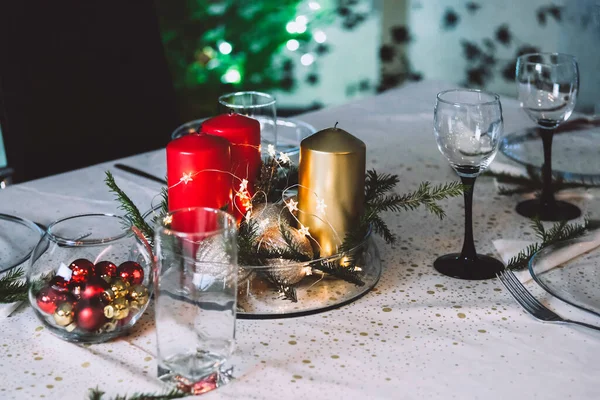 Cenário de mesa de Natal bonito com velas. — Fotografia de Stock