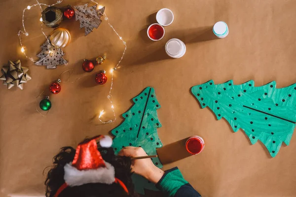 Klein kind het maken van kerstversieringen — Stockfoto