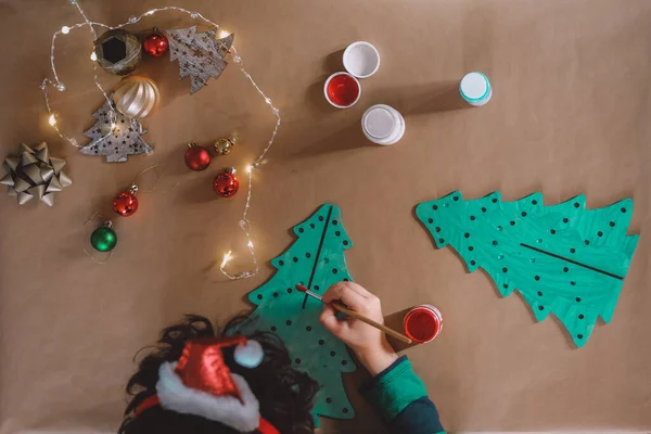 Klein kind het maken van kerstversieringen — Stockfoto