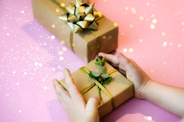 Childs Manos sosteniendo caja de regalo artesanal — Foto de Stock