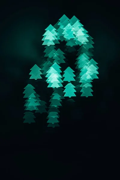 Defocused φώτα bokeh σε σχήμα πράσινου χριστουγεννιάτικου δέντρου. — Φωτογραφία Αρχείου