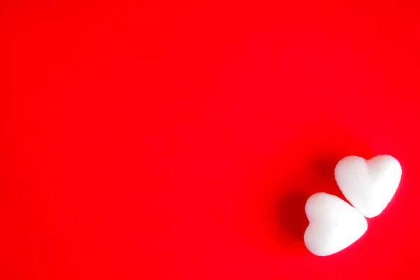 Δύο λευκές καρδιές σε έντονο κόκκινο φόντο. Κάρτα ημέρας του Αγίου Βαλεντίνου. — Φωτογραφία Αρχείου