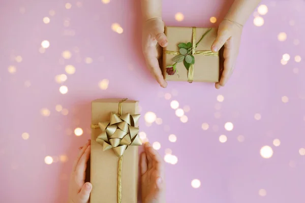 Crianças Mãos segurando caixas de presente de Natal. — Fotografia de Stock