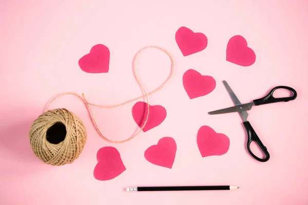 Corações de fio diy artesanal rosa para o Dia dos Namorados — Fotografia de Stock