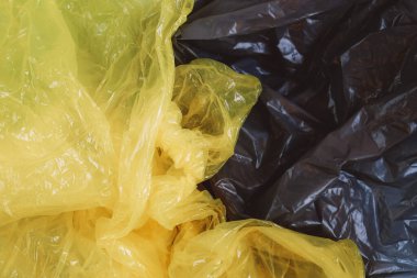 Aydınlatıcı sarı ve nihai gri plastik torbalar arka plan