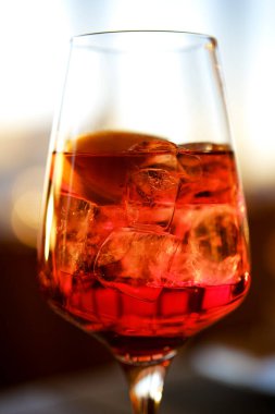 Restoranda buzlu ve turuncu kuyruklu bir bardağı kapat..