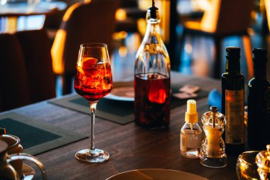 Lokantada buzlu ve portakallı kokteyl bardağını kapat..