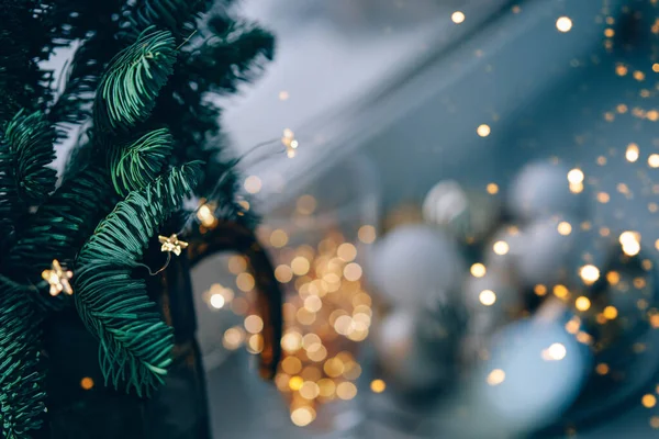 Juldekoration på fönsterbrädan suddig — Stockfoto