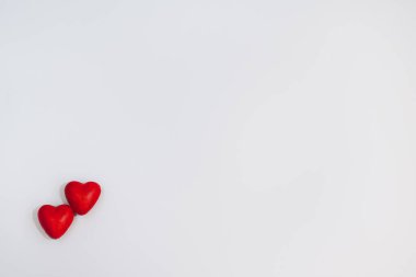 Açık gri arka planda kırmızı kalpler. Sevgililer Günü konsepti.