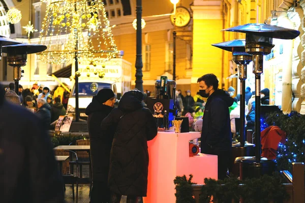 2 janvier 2021, Place du Palais, Saint-Pétersbourg, Russie. Les gens buvaient quelques verres dans les cafés d'hiver en plein air — Photo