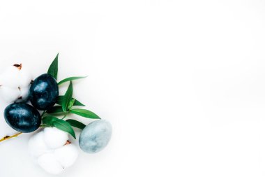 Minimalist siyah ve gri monokromatik Paskalya yassı. Doğal renklendirme kavramı. Eko tasarımı.