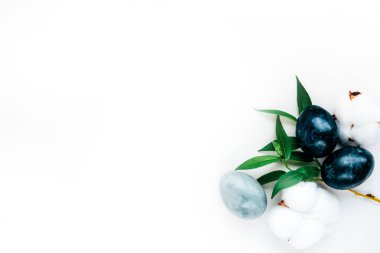 Minimalist siyah ve gri monokromatik Paskalya yassı. Doğal renklendirme kavramı. Eko tasarımı.