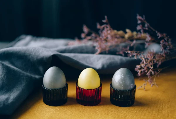 Organiczne naturalnie barwione jaja wielkanocne żółte i szare. — Zdjęcie stockowe