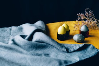 Organik doğal olarak sarıya ve griye boyanmış Paskalya yumurtaları.