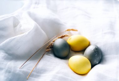 Organik doğal olarak sarıya ve griye boyanmış Paskalya yumurtaları.