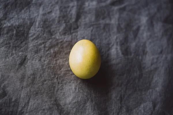 Organiczne naturalnie barwione jaja wielkanocne żółte i szare. — Zdjęcie stockowe