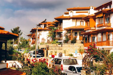 Deniz kenarı Akyaka, güzel evleri var..