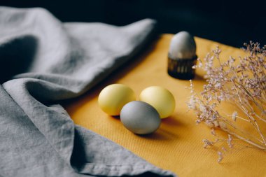 Organik doğal olarak sarıya ve griye boyanmış Paskalya yumurtaları.