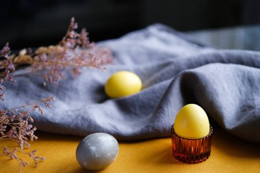 Organik doğal olarak sarıya ve griye boyanmış Paskalya yumurtaları.