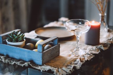 Paskalya yemeği için masa ayarları.