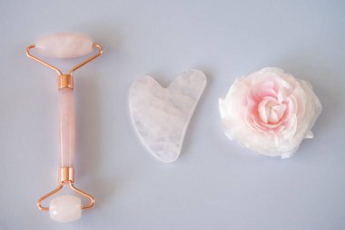 Masaj ve çiçek için Pembe Gua Sha taşı ve silindir